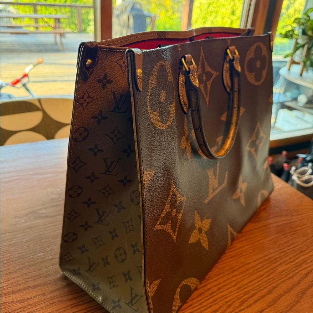 Louis Vuitton GM Monogram On The Go Tote Bag - Picture 5 of 16